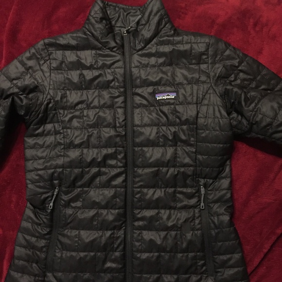 EUC Patagonia W's Nano Puff Jacket in Black - Picture 2 of 3